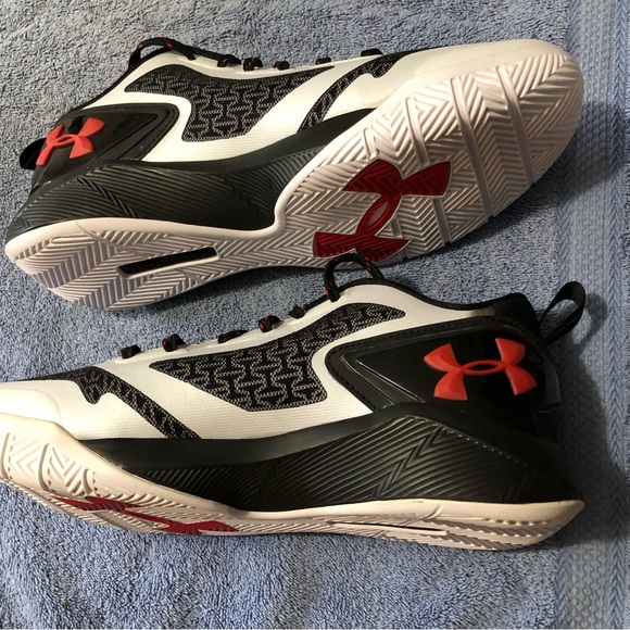 Men’s Under Armour Clutch 2 Shoes. Black / White. Size 9 Men’s. Never Worn - Picture 3 of 10